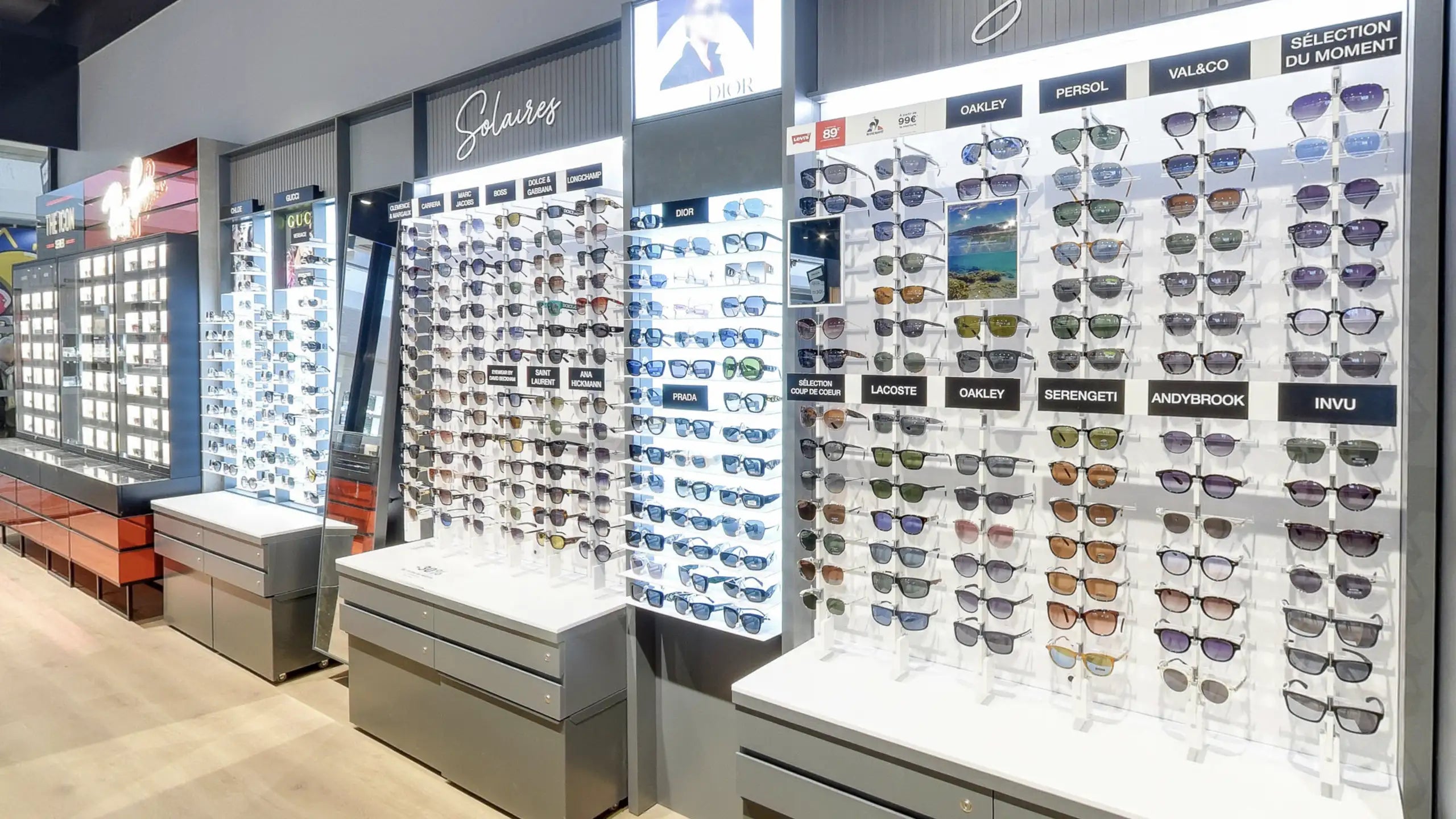 Display of sunglasses in a store with specifc interior optician and optical store lighting