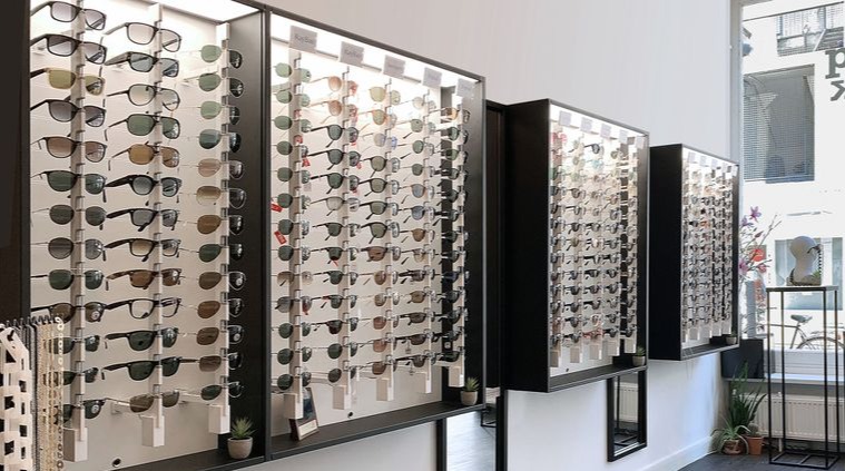 Top Vision Instore Optikgeschäftsprojekt: Brillendisplay im Schrank