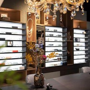 Top Vision Instore CARRÉ STEEL zonnebrillen presentatie met licht