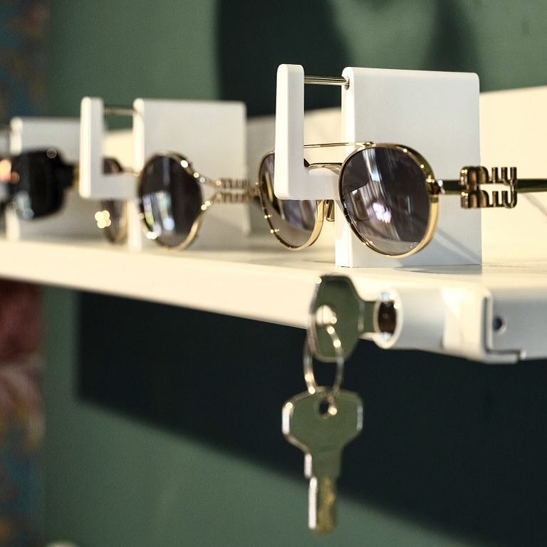 Top Vision Instore key-locked eyewear shelf